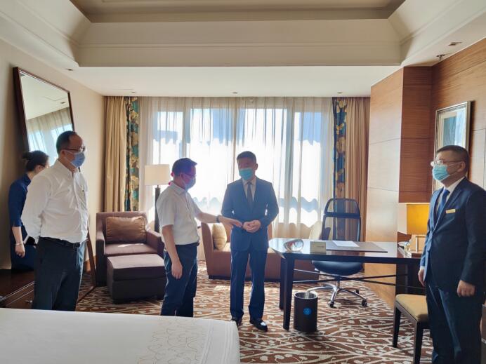 集团党委委员、董事郑贵林检查指导酒店疫情防控和防汛工作