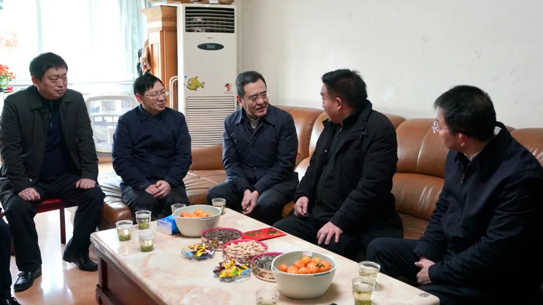 省国资委党委书记、主任冯文生等领导走访慰问省尊龙凯时集团老党员、老干部