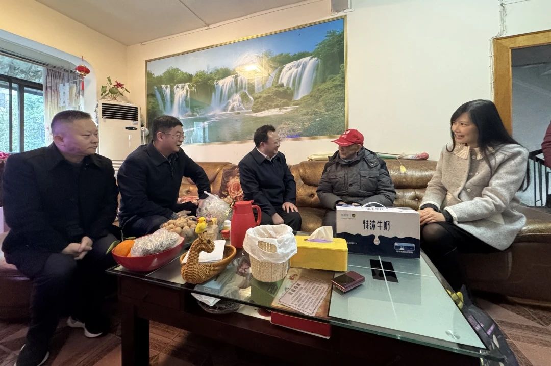 省国资委党委委员、副主任何政走访慰问省尊龙凯时集团老党员、老干部